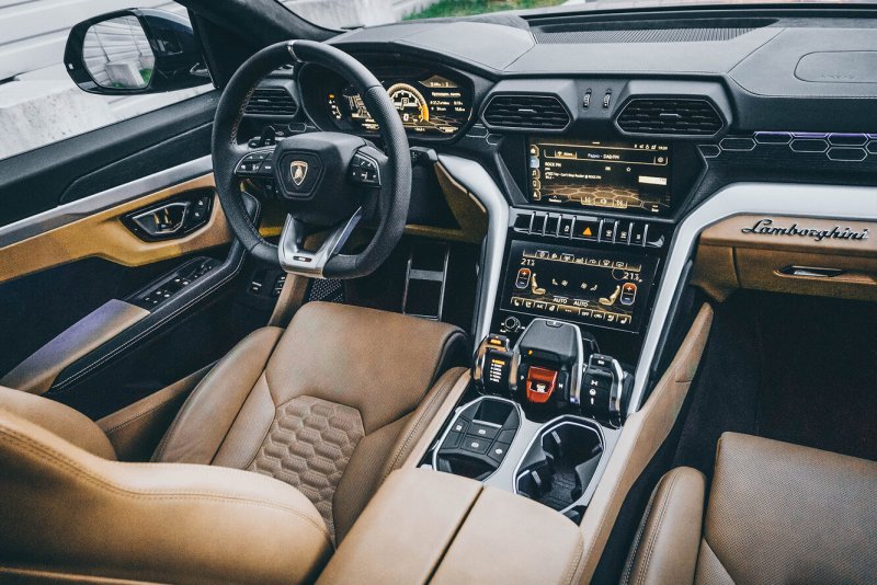 Lamborghini Urus салон