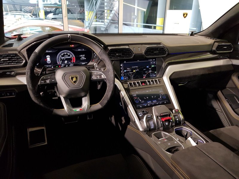 Кроссовер Lamborghini Urus интерьер