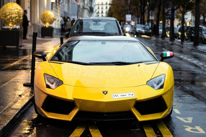 Lamborghini Aventador желтый