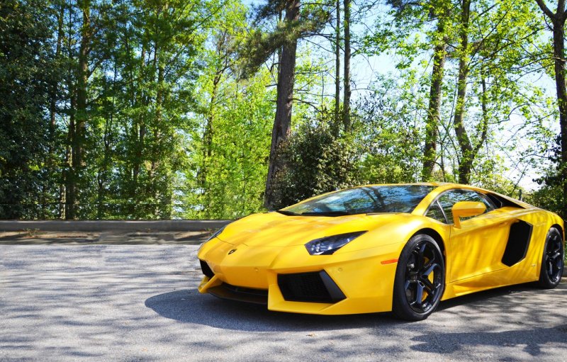 Lamborghini Aventador желтый