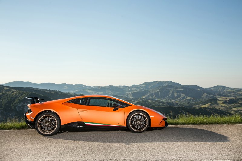 Lamborghini Huracan 2020 оранжевый