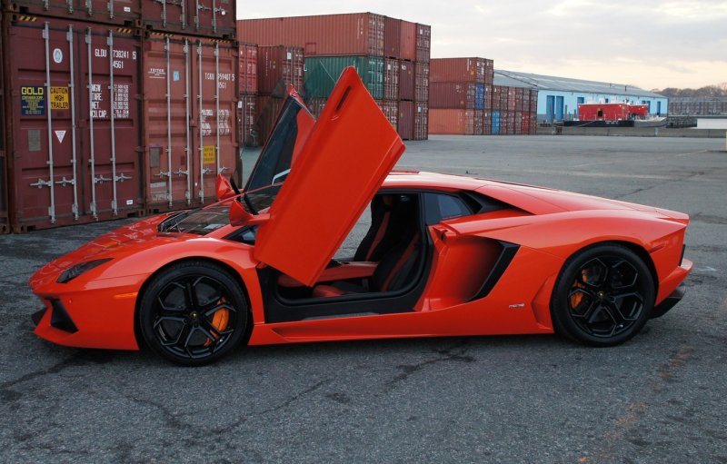 Lamborghini Aventador lp700-4 сбоку