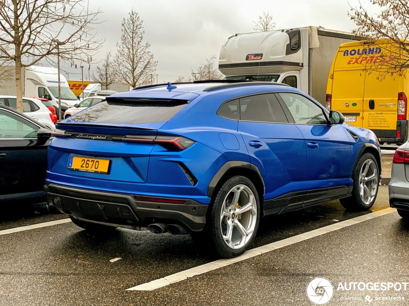 Lamborghini Urus синий