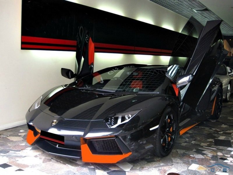 Черно оранжевая Lamborghini Aventador