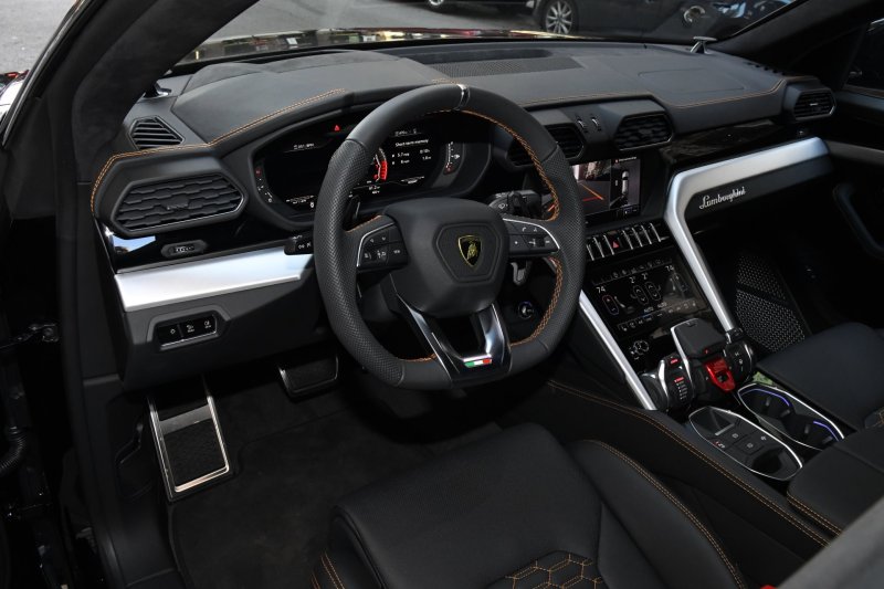 Lamborghini Urus салон черный