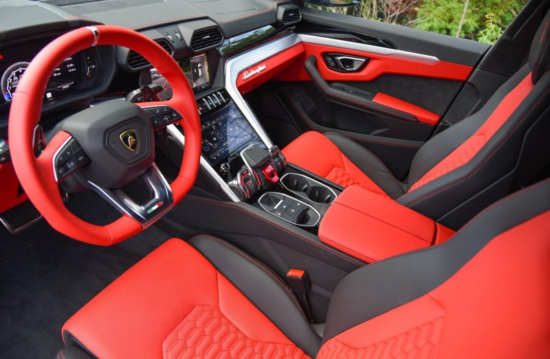 Lamborghini Urus красный салон