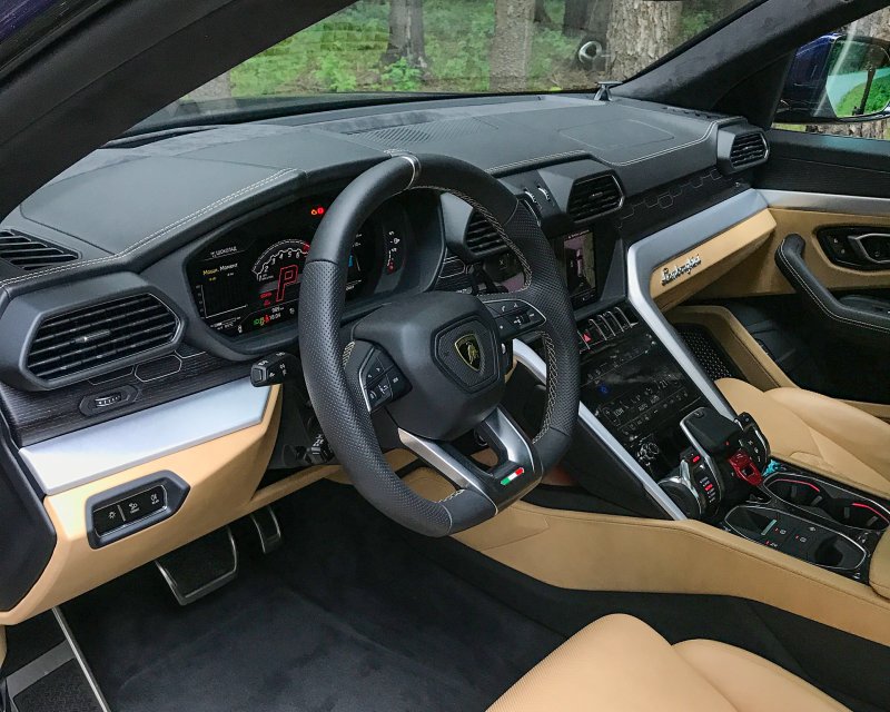 Lamborghini Urus салон