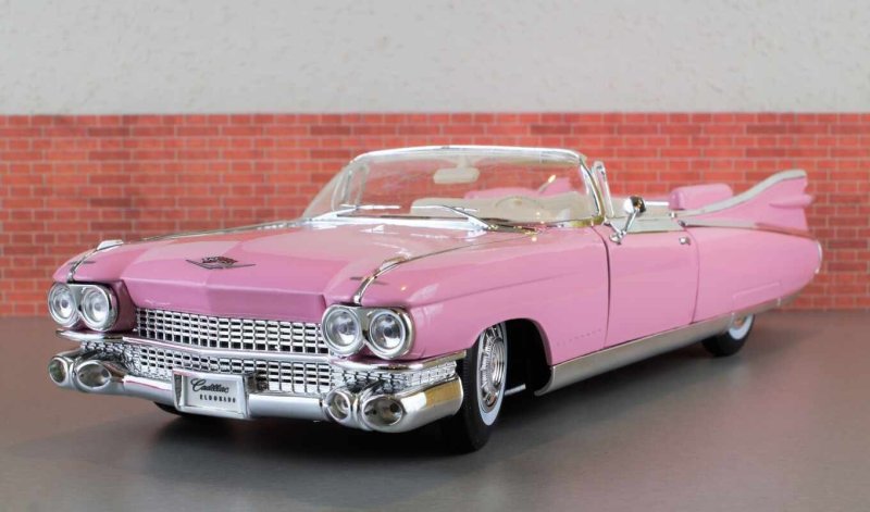 Cadillac Eldorado розовый