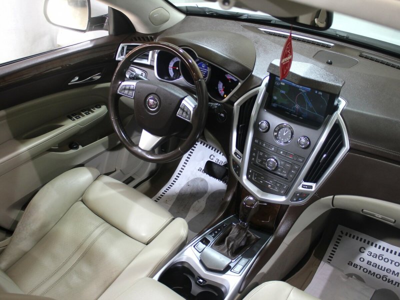 Кадиллак SRX 2011 салон