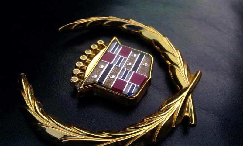 Знак Кадиллак Эскалейд