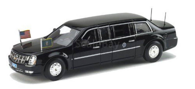 Модель 1:18 Cadillac DTS