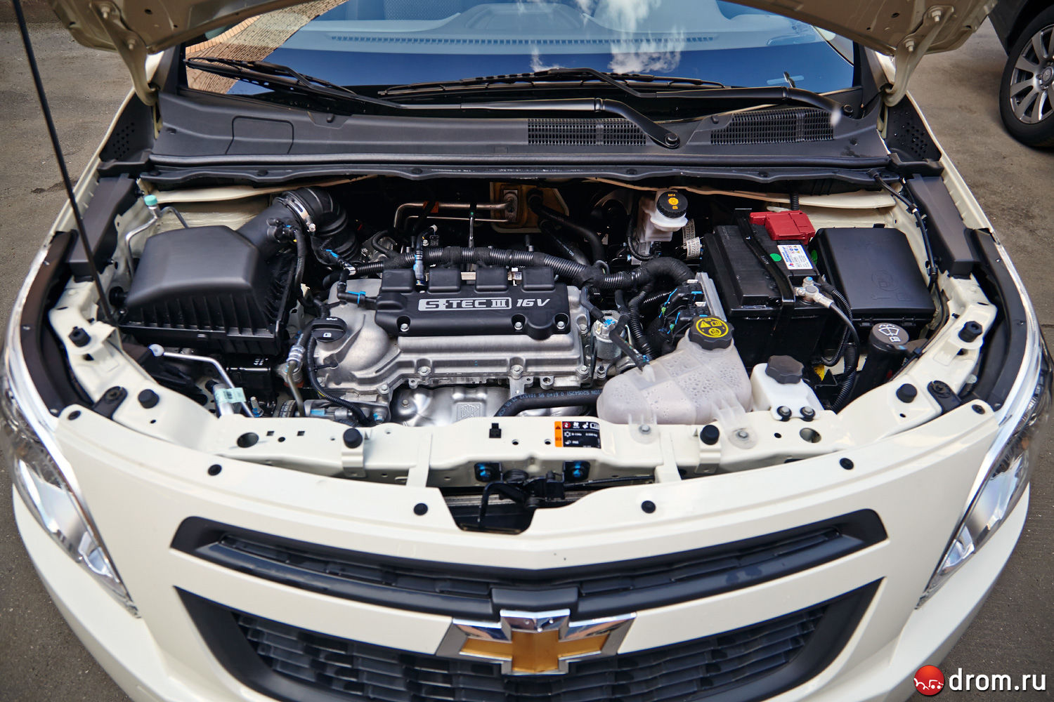 Капот шевроле кобальт. Chevrolet Cobalt 2013 мотор. Двигатель Джентра 1.5. Chevrolet Cobalt 2013 подкапотное. Chevrolet Cobalt под капотом.
