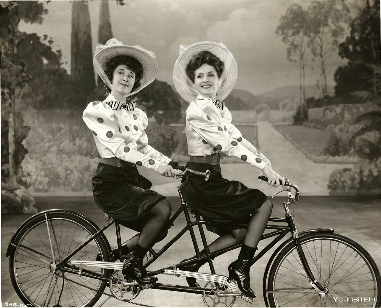 Ретро миссионеры. Энни Лондондерри. Энни Лондондерри на велосипеде. Винтажные велосипеды. Велосипед 19 века.
