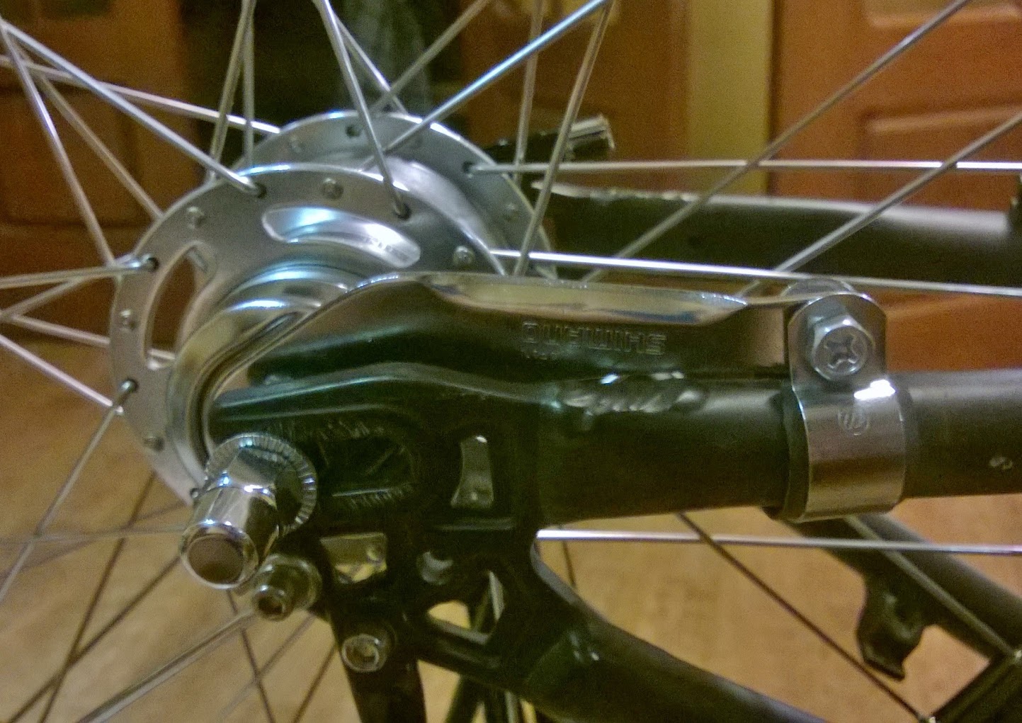 Регулировка заднего колеса велосипеда. Крепление переднего колеса велосипеда Spark 27.5. Заднее колесо велосипеда Barracuda. Крепление дисковых тормозов на велосипед стелс к раме. Задняя втулка синглспид с рамой.