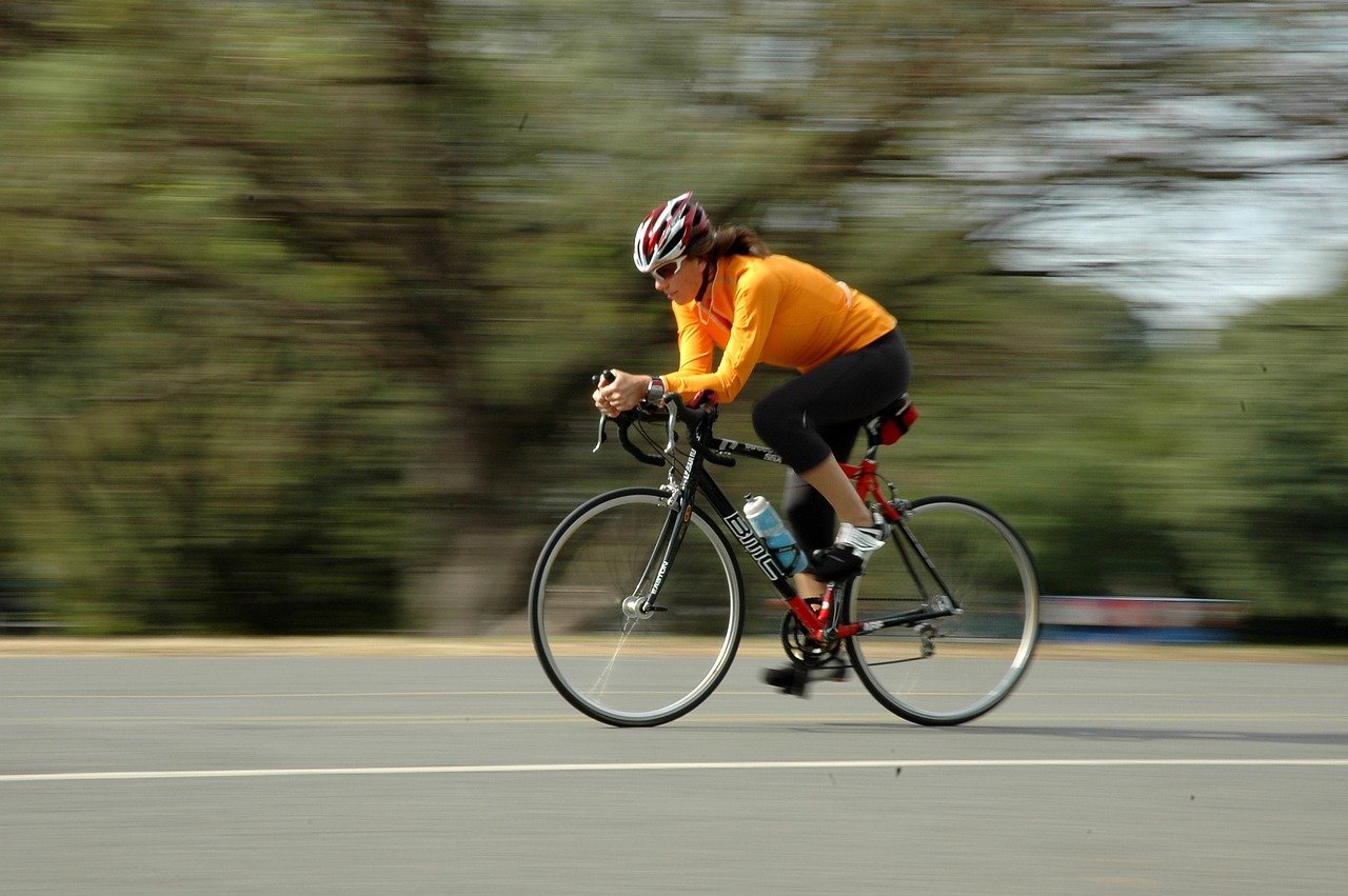 Вело под. Велосипедист с разных ракурсов. Велосипед best Cycle 2004. Езда на велосипеде картинки. Скорость разных велосипедов.