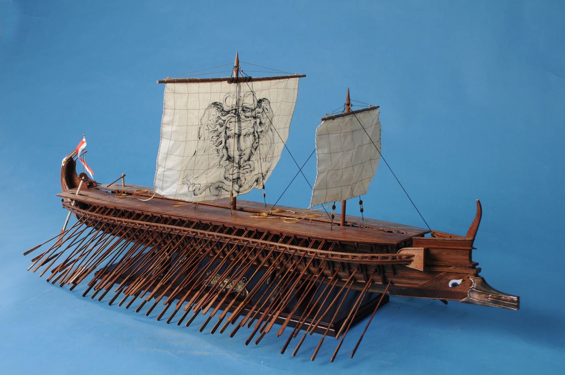 Нос античного корабля 6. Римские корабли трирема. Древняя Греция трирема корабль. Римская трирема корабль. Унирема бирема трирема корабль.