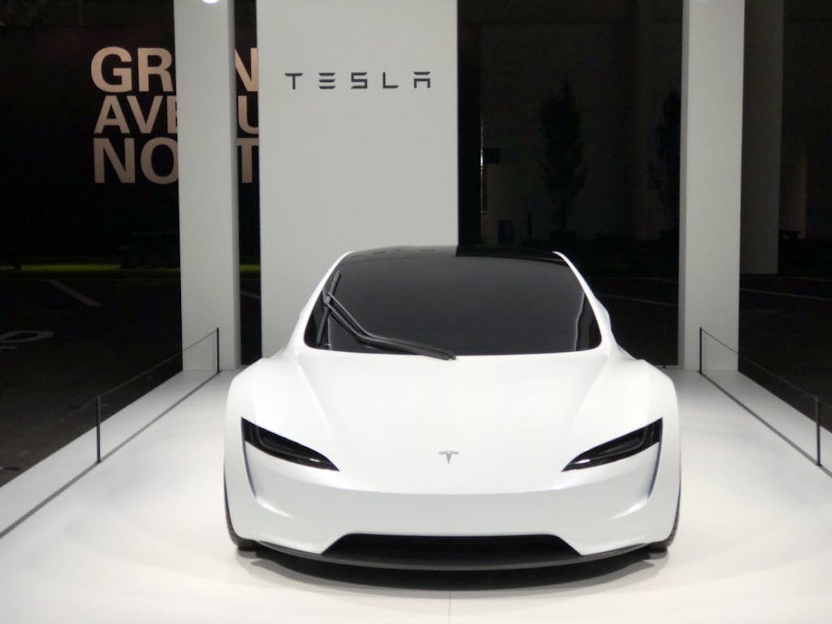 Тесла квадратная. Tesla Roadster 2022. Tesla Roadster белая. Tesla Roadster 2020 White. Tesla Roadster 2 White.