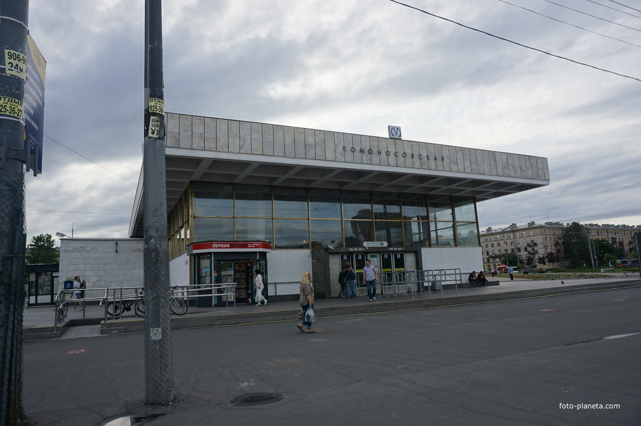 Метро ломоносовская санкт петербург. Ст метро Ломоносовская. Метро Ломоносовская улица. Метро Ломоносовская фото. Метро Ломоносовская 2004.