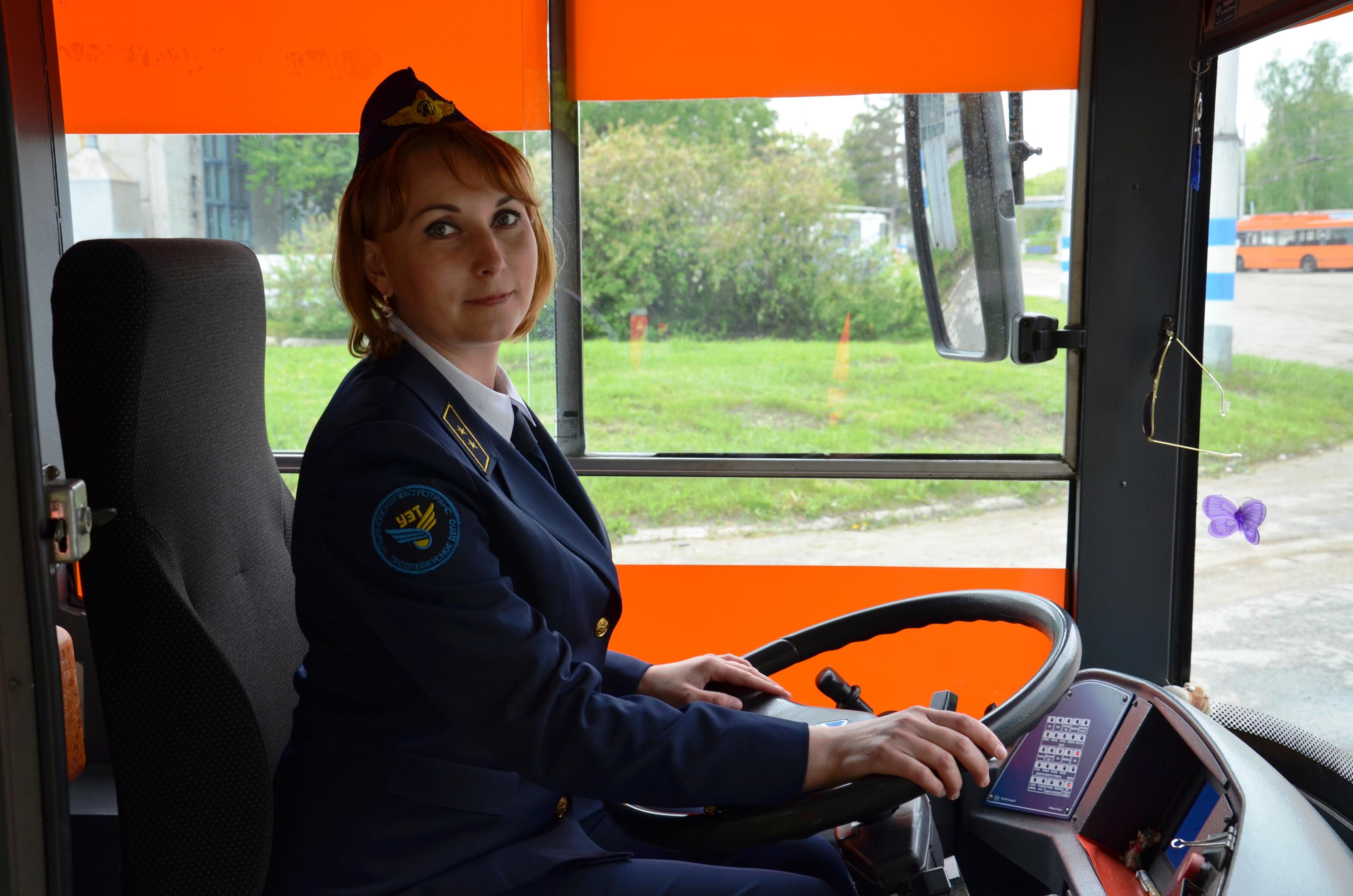 Водитель трамвая автобуса. Женщина водитель троллейбуса. Женщина водитель трамвая. Форма водителя троллейбуса.