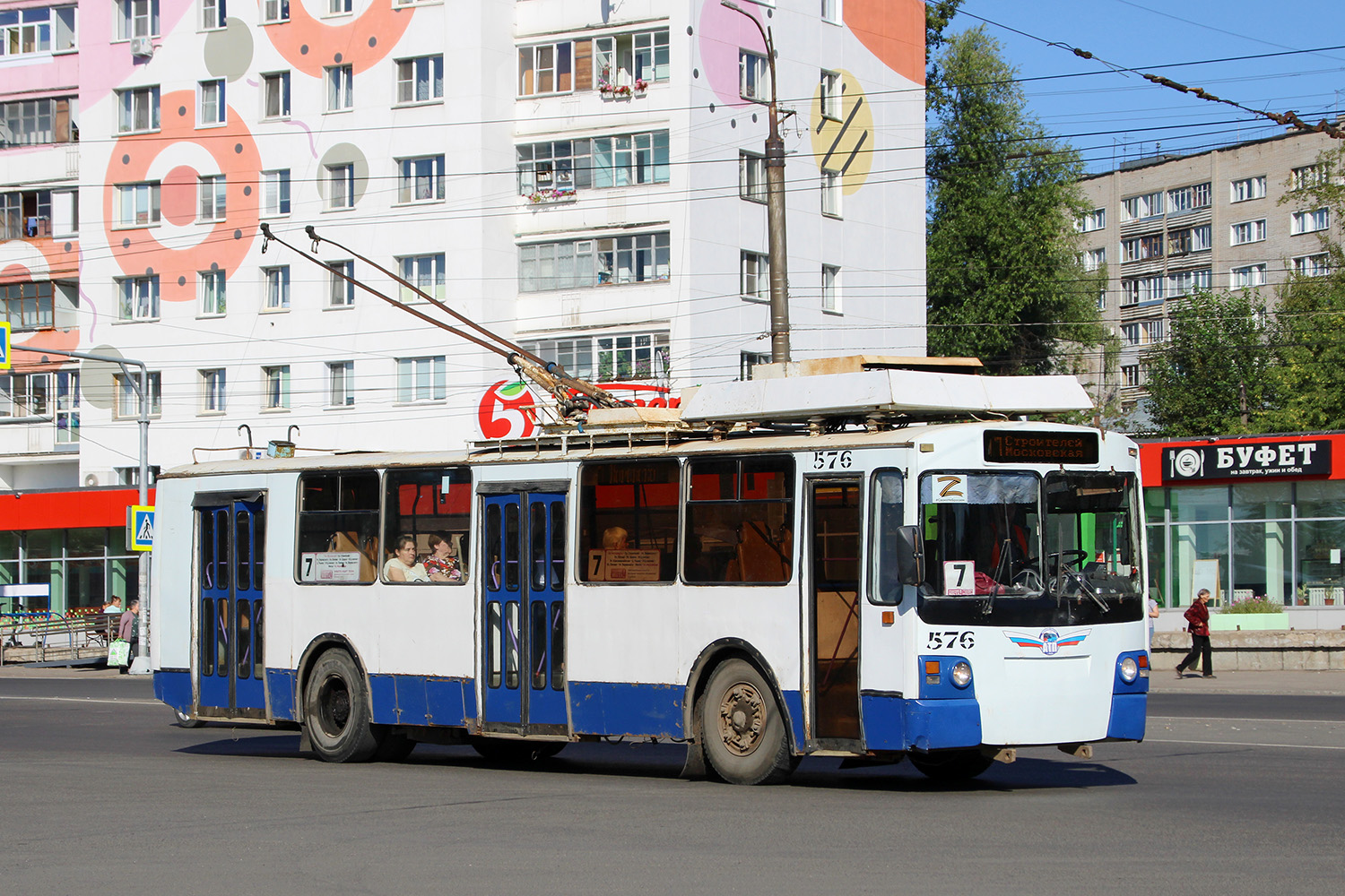 Кр киров. ЗИУ-682 кр Иваново. ЗИУ 682 кр. Троллейбус Киров. Киров троллейбус 557.