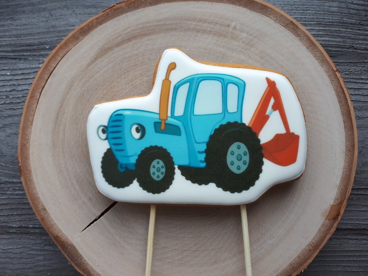 Синий трактор для малышей пряник