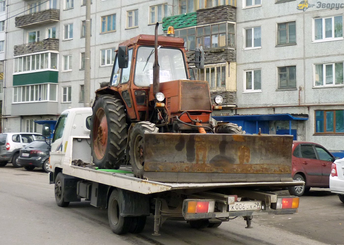 Буксировка трактора автомобилем. МТЗ 82 на эвакуаторе. Эвакуатор везет трактор МТЗ 82. Перевезти трактор МТЗ 82 на эвакуаторе. Эвакуатор для трактора МТЗ.