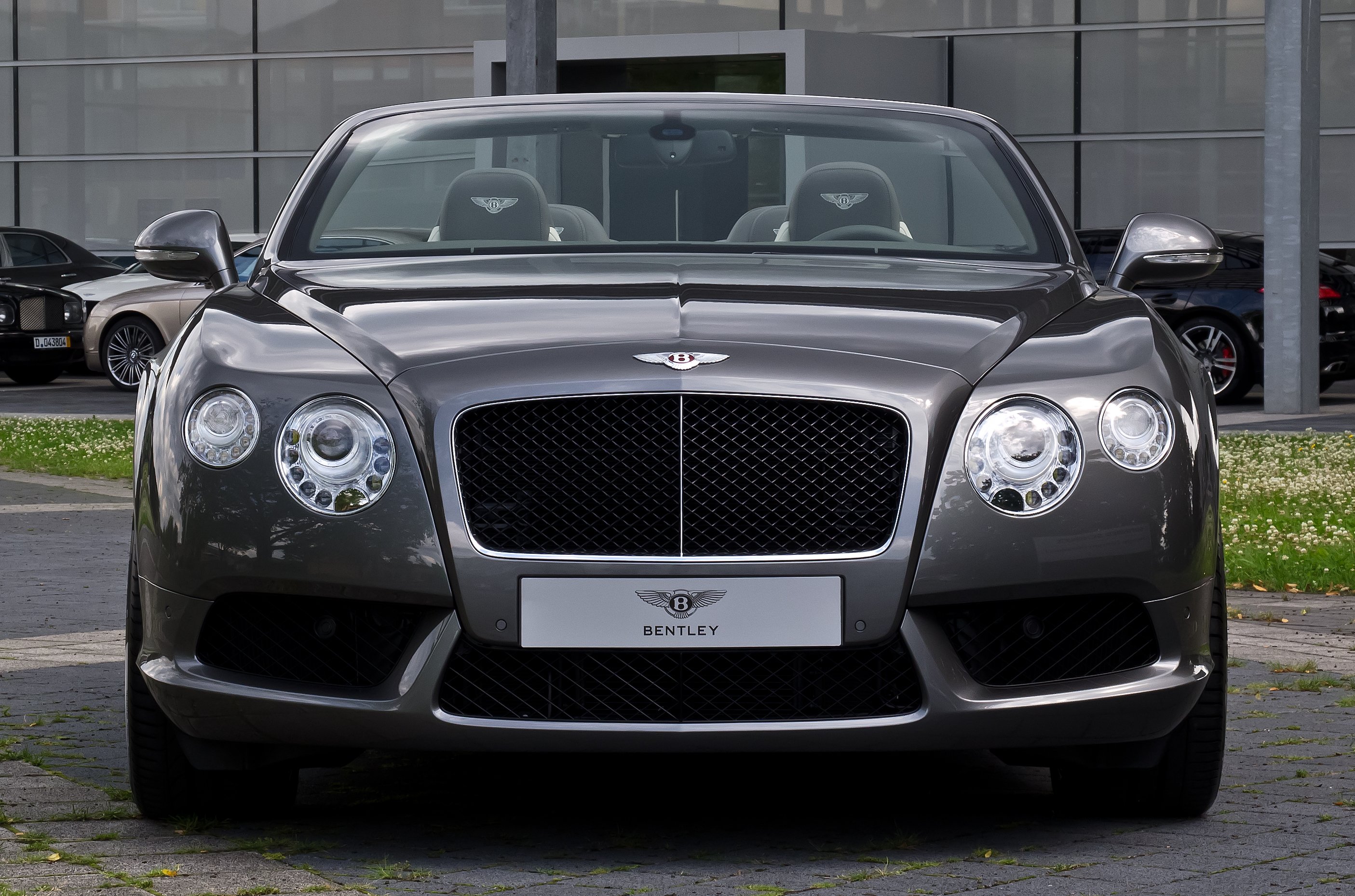 Дорогие машины марки в россии. Марка машины Бентли. Бентли g v8. Bentley Continental GTC. В Бентли 8 цилиндровый.