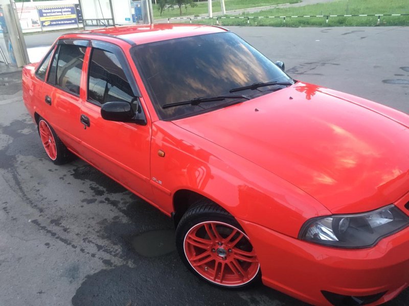 Daewoo Nexia красная