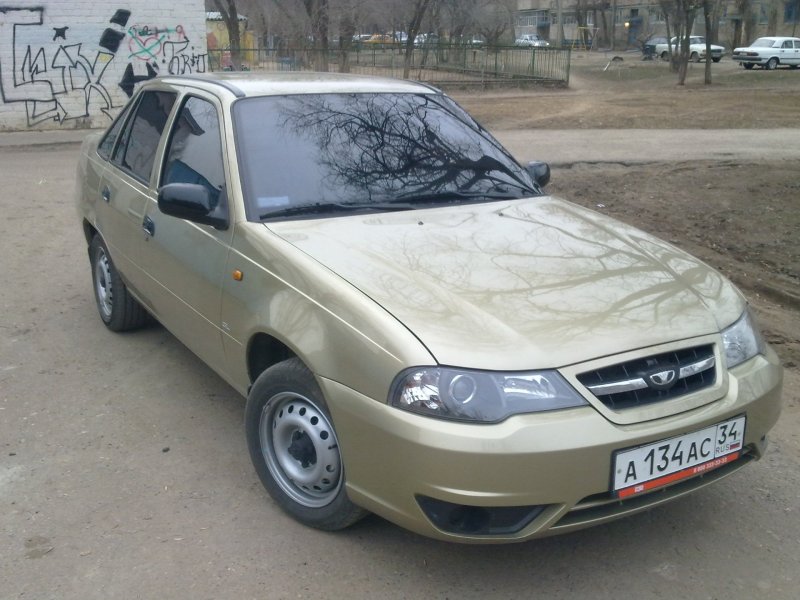 Daewoo Nexia 2011 год цвет золотой