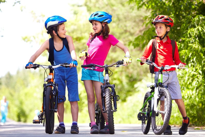Дети с велосипедом