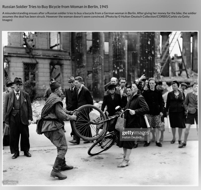 Советский солдат отбирает велосипед