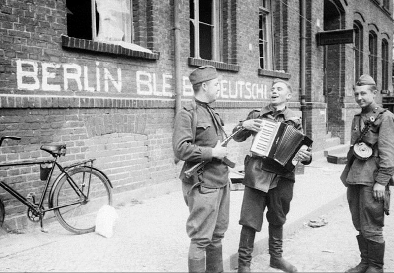 Германия советские солдаты в Берлине 1945