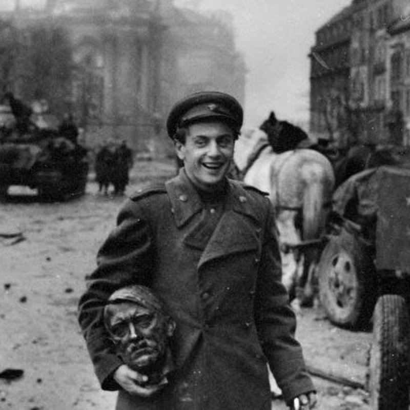 Берлин 1945 красноармеец с бюстом Гитлера