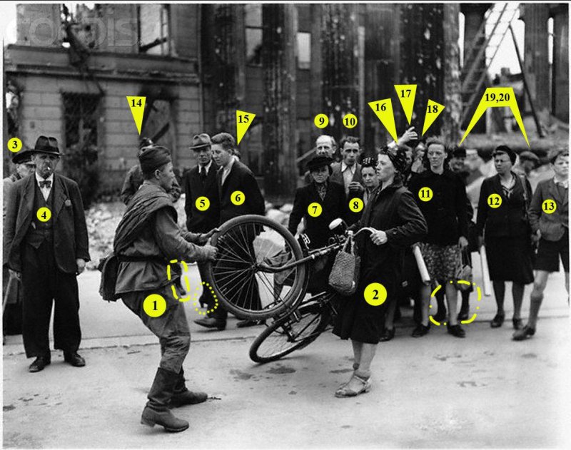 Берлин Советский солдат отбирает велосипед