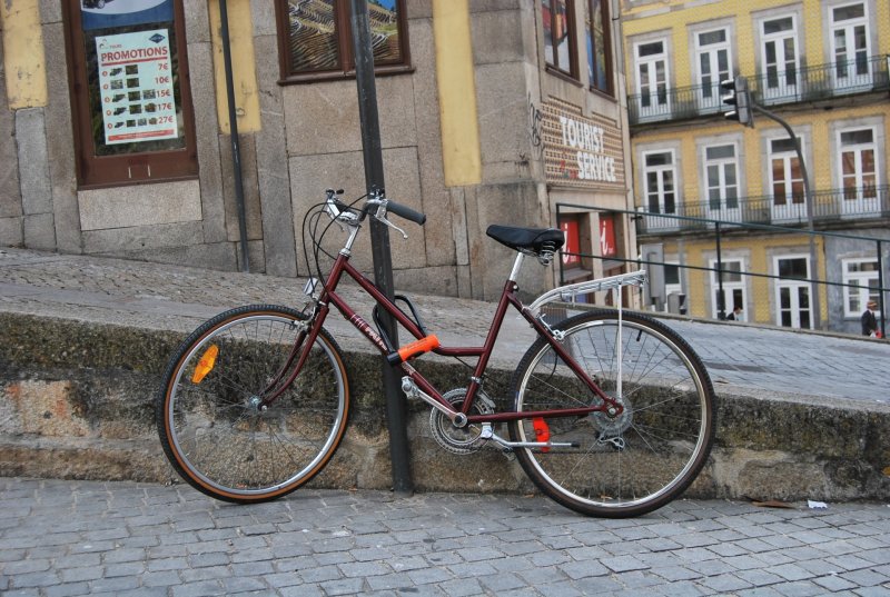 Велосипед на улице колесо