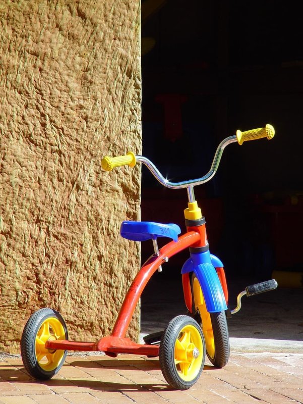 Детский трехколесный велосипед желтый красный синий