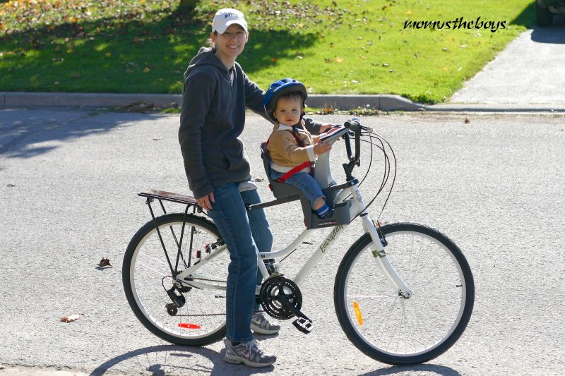 Ребенок на раме велосипеда