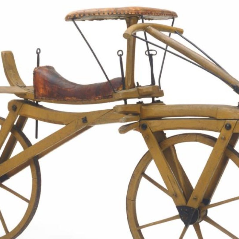Старинный деревянный велосипед