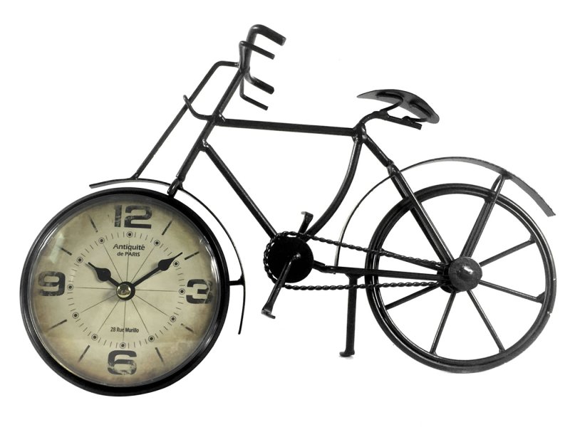 Часы из велосипедного колеса на кухне
