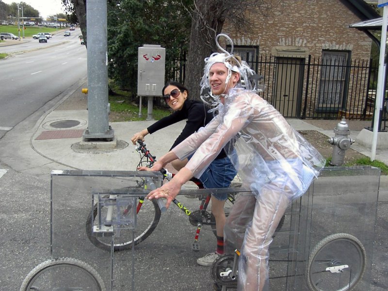 Смешной костюм велосипедистов