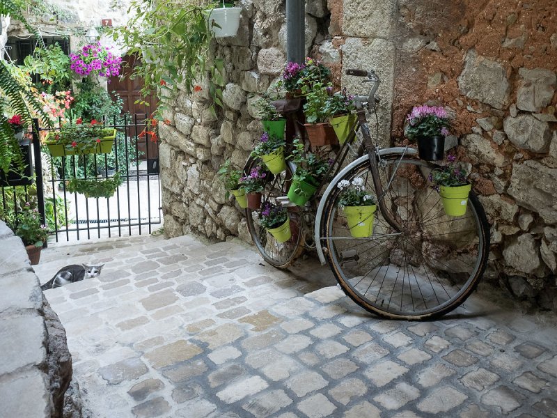 Итальянский дворик с велосипедом