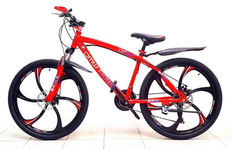 Красный спортивный велосипед