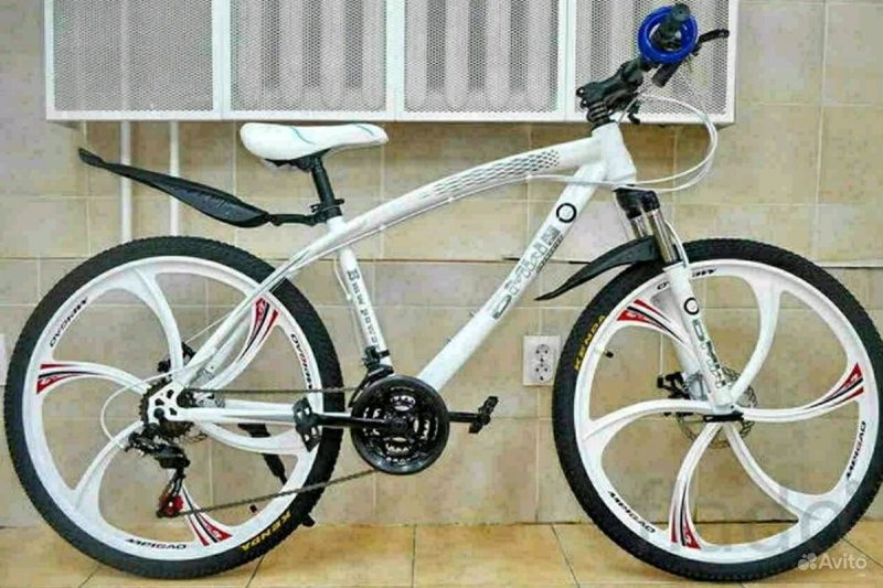 Велосипед BMW на литых дисках