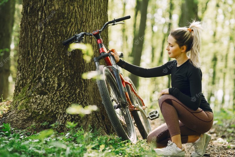 Девушка на велосипеде в лесу