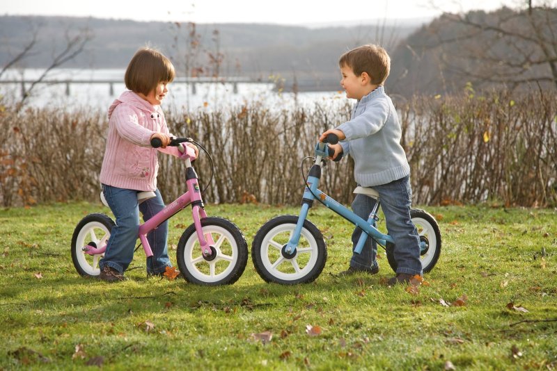 Дети с велосипедом