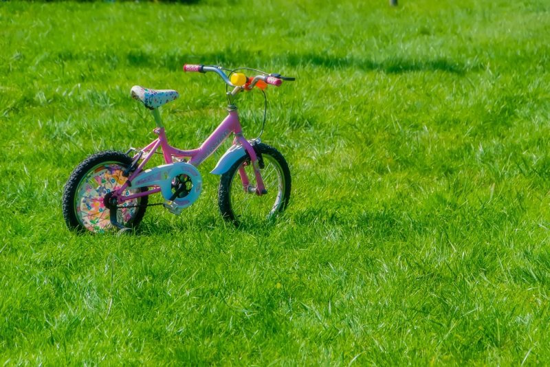 Велосипед детский на природе