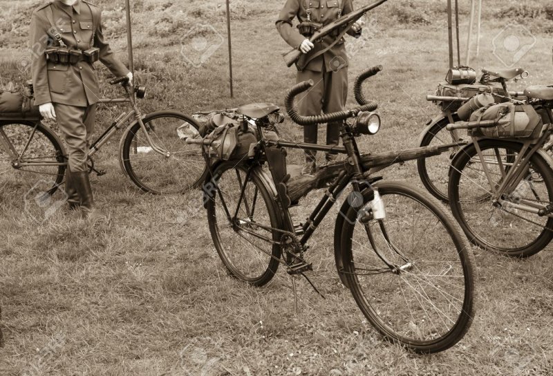 Советские военные на велосипеде