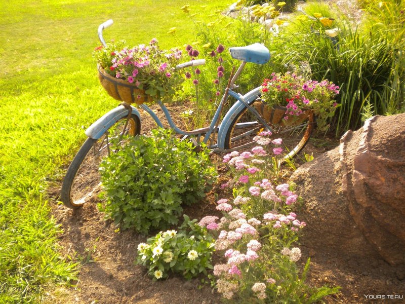 Цветник на даче велосипед