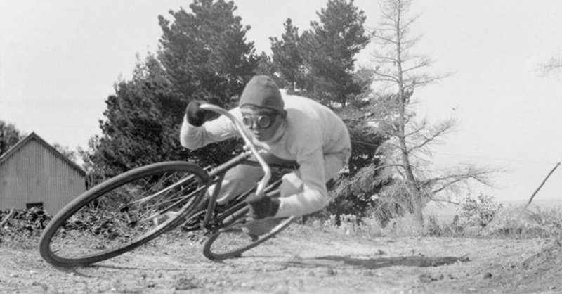 Советская велосипедистка