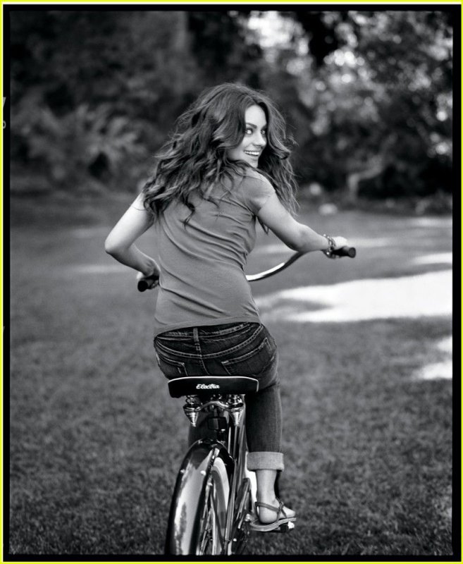 Девушка катается на велосипеде